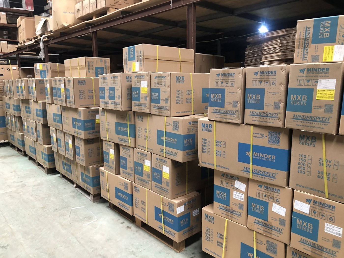 Máy bơm hồ bơi biến tần tiết kiệm đến 80% điện: Có thật không? So sánh máy bơm biến tần và máy bơm truyền thống