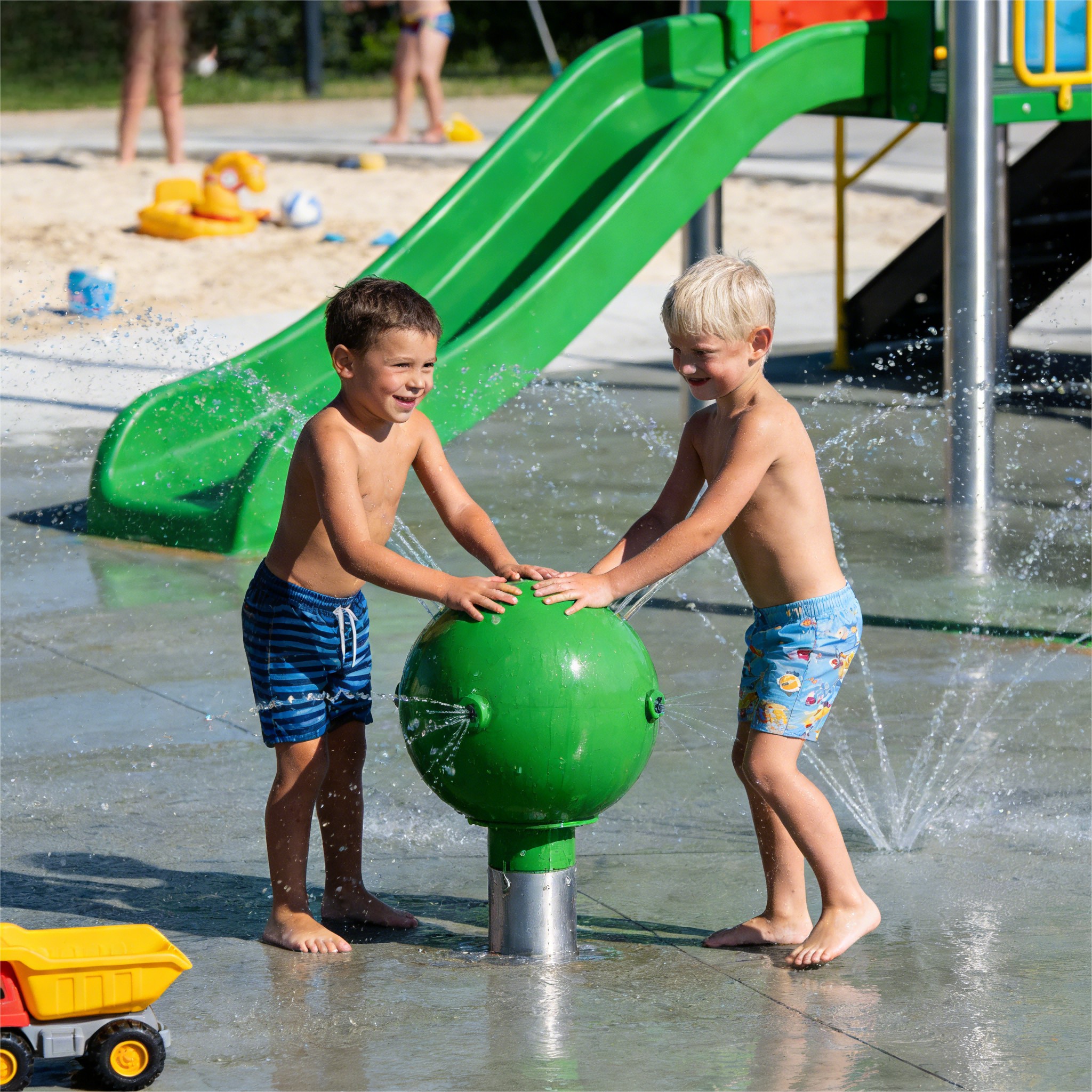 Tấm phun nước hình quả cầu xanh composite cho sân chơi nước trẻ em Tấm phun nước hình quả cầu xanh composite cho sân chơi nước trẻ em - hình 4